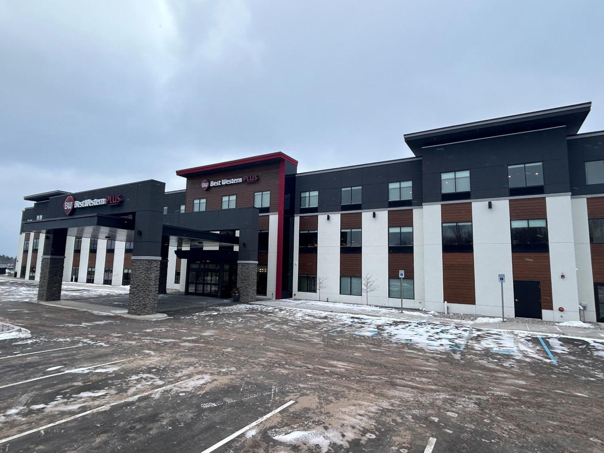Best Western Plus Marquette Hotel & Suites Exterior photo