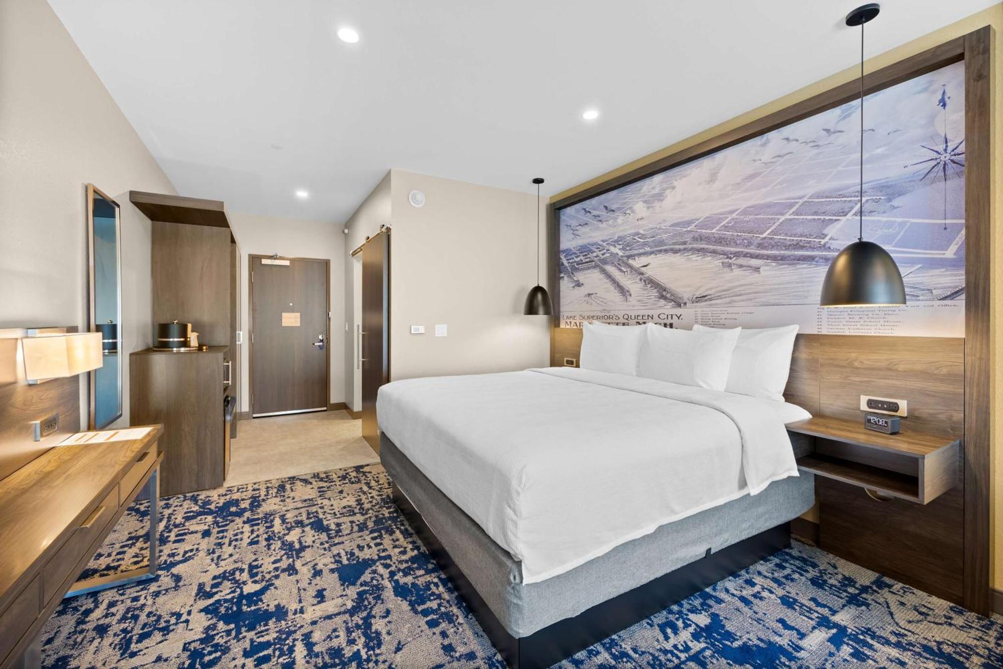Best Western Plus Marquette Hotel & Suites Exterior photo